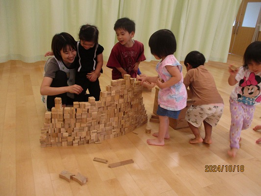 木のおもちゃで遊ぶ