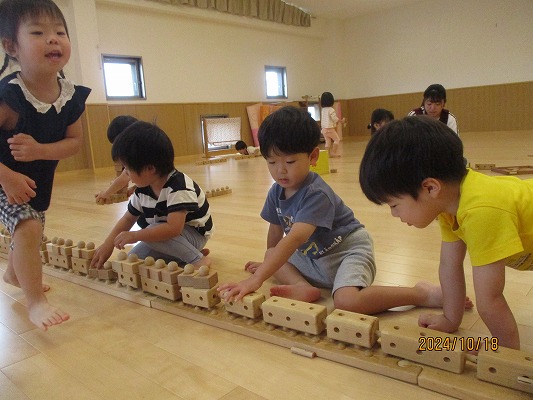 木のおもちゃで遊ぶ