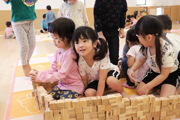木のおもちゃで遊ぶ