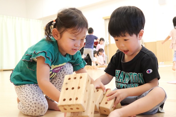 木のおもちゃで遊ぶ