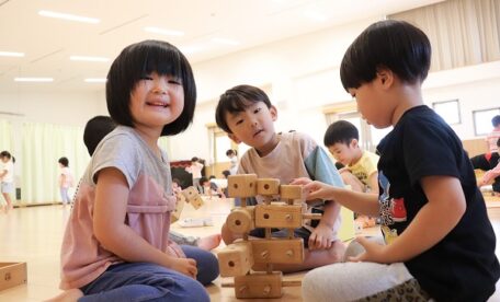 木のおもちゃで遊ぶ