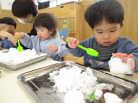 雪遊びをしました