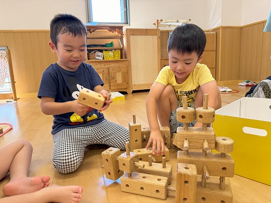 木のおもちゃで遊ぶ