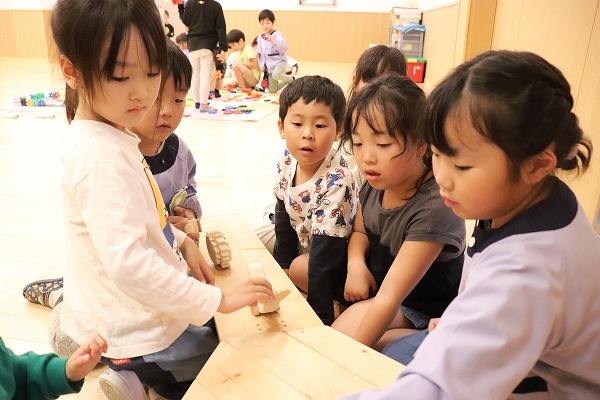木のおもちゃで遊ぶ