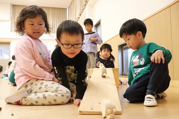 木のおもちゃで遊ぶ