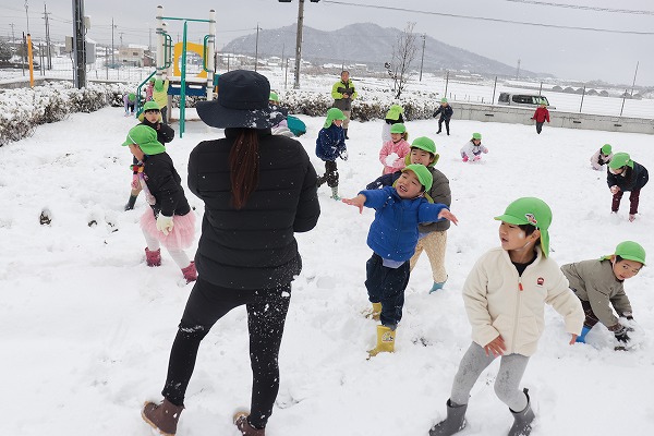 雪遊びをしました