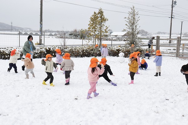 雪遊びをしました