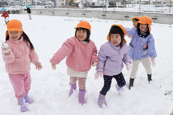 雪遊びをしました