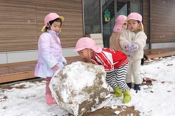 雪遊びをしました